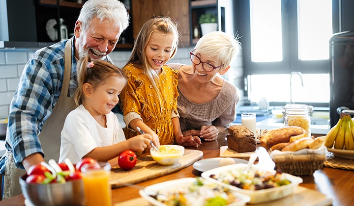 Großeltern kochen mit Enkeln Großeltern kochen mit Enkeln