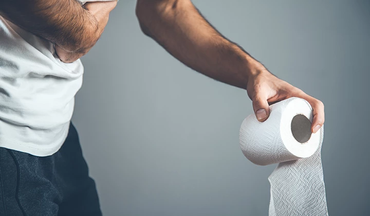 Mann mit Toilettenpapier Mann mit Toilettenpapier
