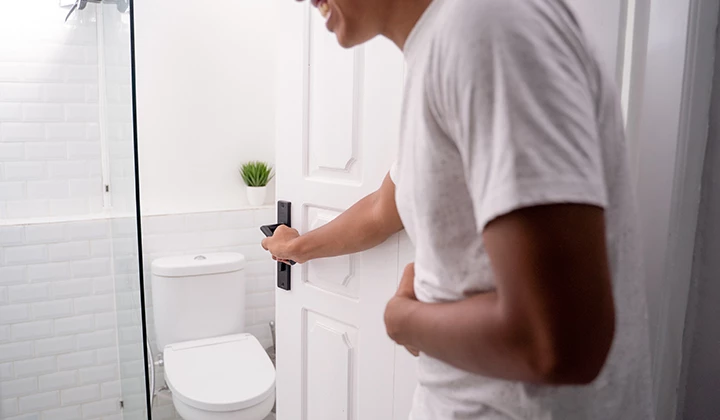 Mann mit Darmproblemen Mann mit Darmproblemen