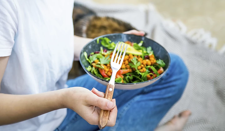 Salat mit Kichererbsen und Gemüse Salat mit Kichererbsen und Gemüse