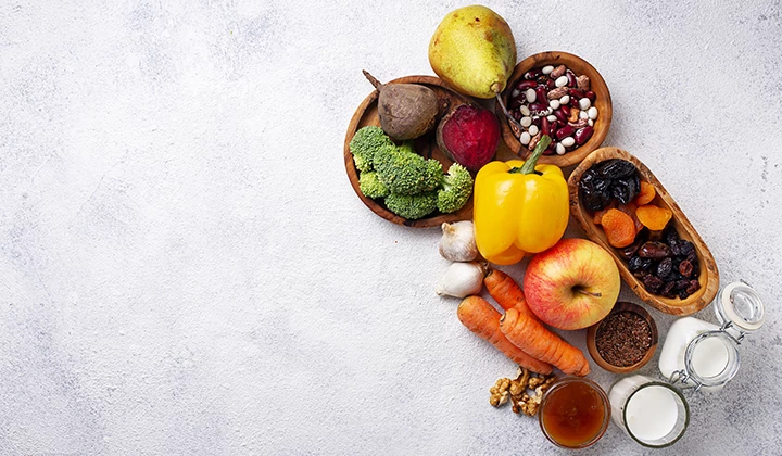 Gemüse, Obst und Nüsse Ausgewogene Ernährung gegen Bauchschmerzen nach dem Essen
