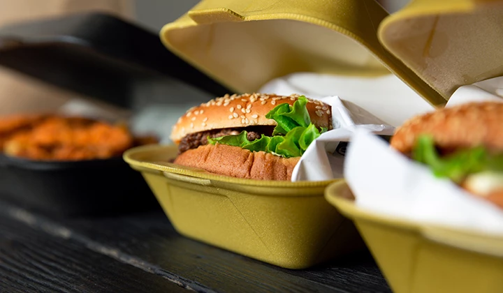 Karton mit Burger Lebensmittel bei Magenprobleme