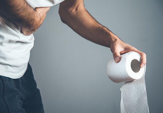 Mann mit Toilettenpapier Mann mit Toilettenpapier