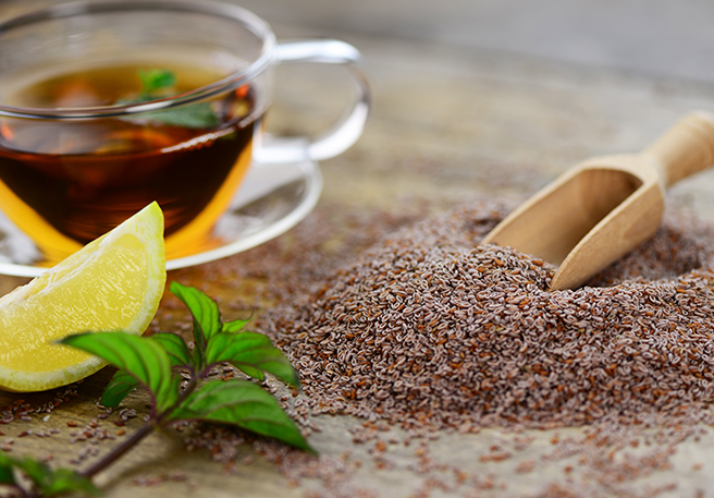 Flohsamen und Tee bei Verstopfung