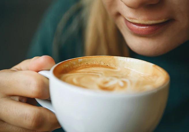 Frau genießt Milchkaffee Frau genießt Milchkaffee