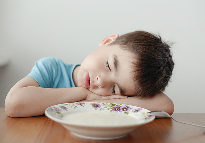 Müdes Kind nach dem Essen