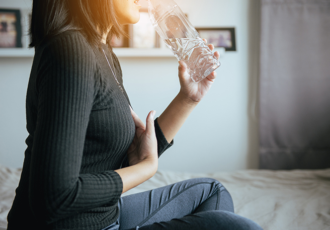 Frau mit Magenschmerzen und Sodbrennen