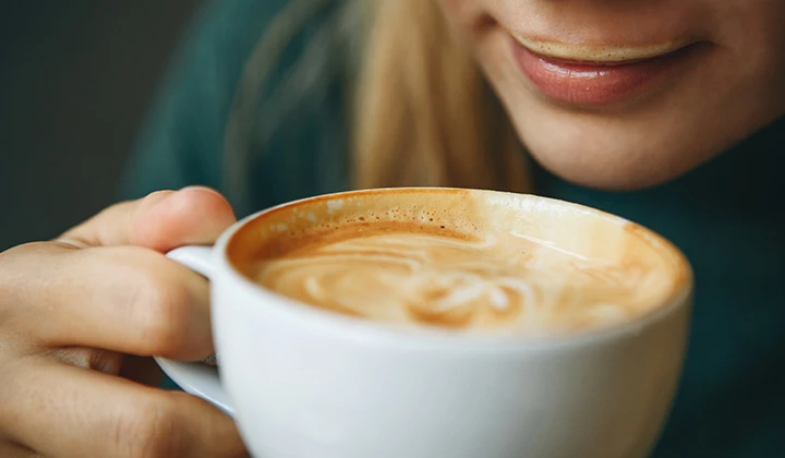 Frau genießt Milchkaffee Frau genießt Milchkaffee