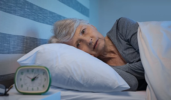 Frau liegt im Bett Frau mit innerer Unruhe