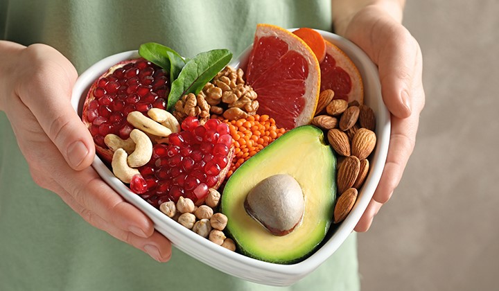 Schüssel mit Nüssen, Obst und Gemüse Ernährung bei Migräne mit Nüssen, Obst und Gemüse