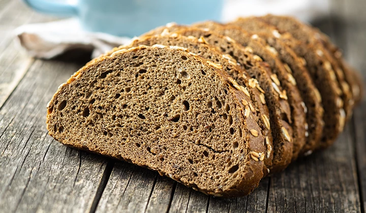 Scheiben Vollkornbrot Vollkornprodukte zur Ernährung bei Reizdarm