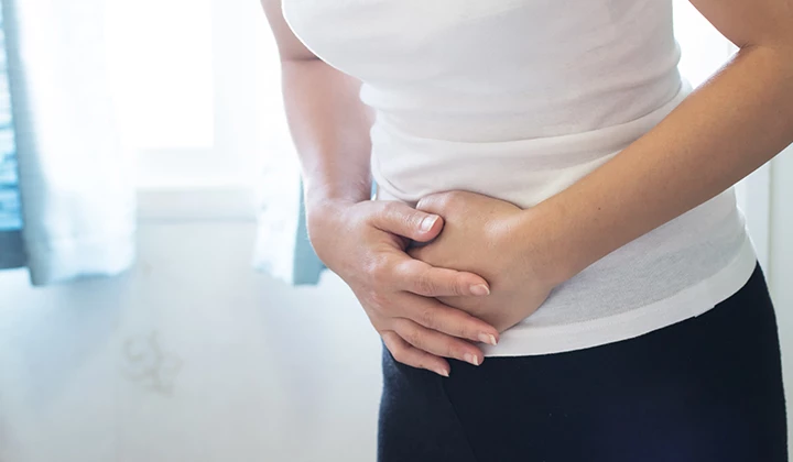 Frau hält sich den Bauch Frau hält sich den Bauch