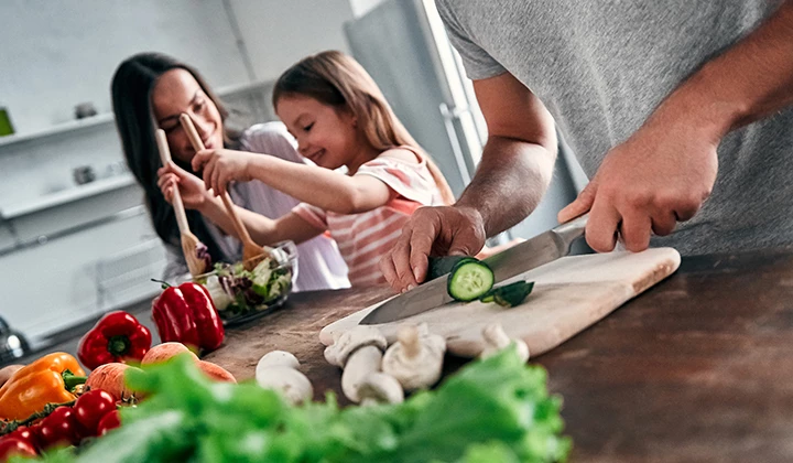 Familie kocht gemeinsam Familie kocht gemeinsam