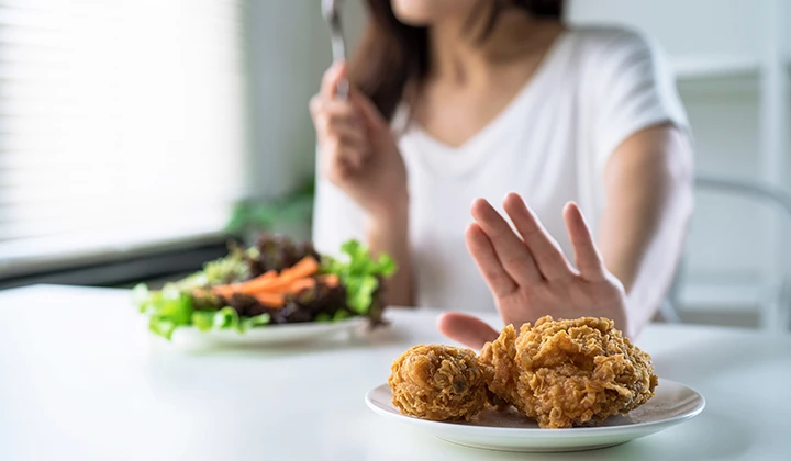 Frau verneint fettiges Essen Frau verneint fettiges Essen bei Reizmagen