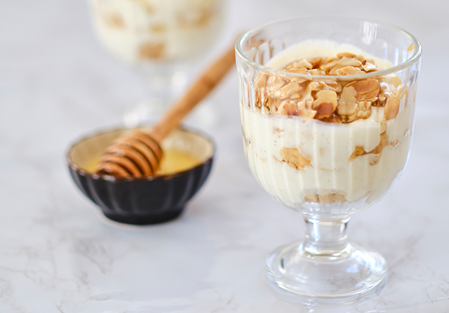 Bienenstich im Glas mit karamellisierten Mandeln