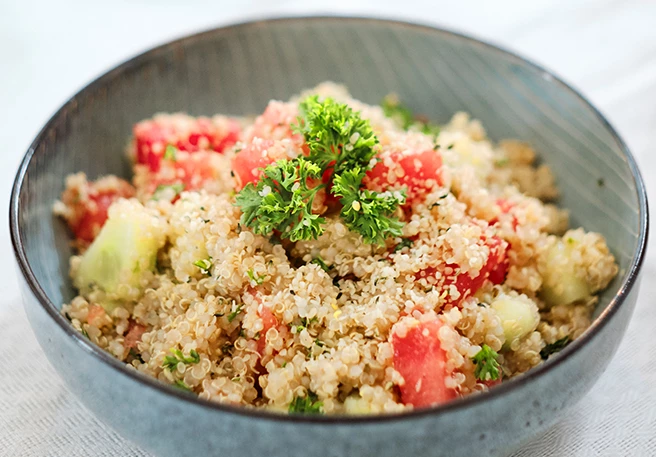 Fruchtiger Sommersalat mit Melone und Quinoa