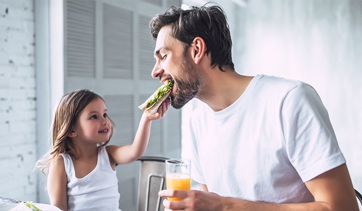 Tochter füttert Vater Was sind Histamine?