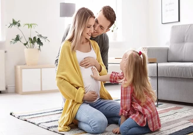 Tochter füttert Vater Tochter füttert Vater